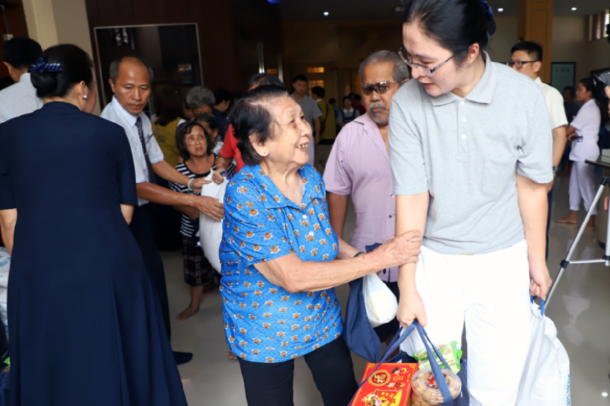 Berbagi Kebahagiaan di Hari Imlek 