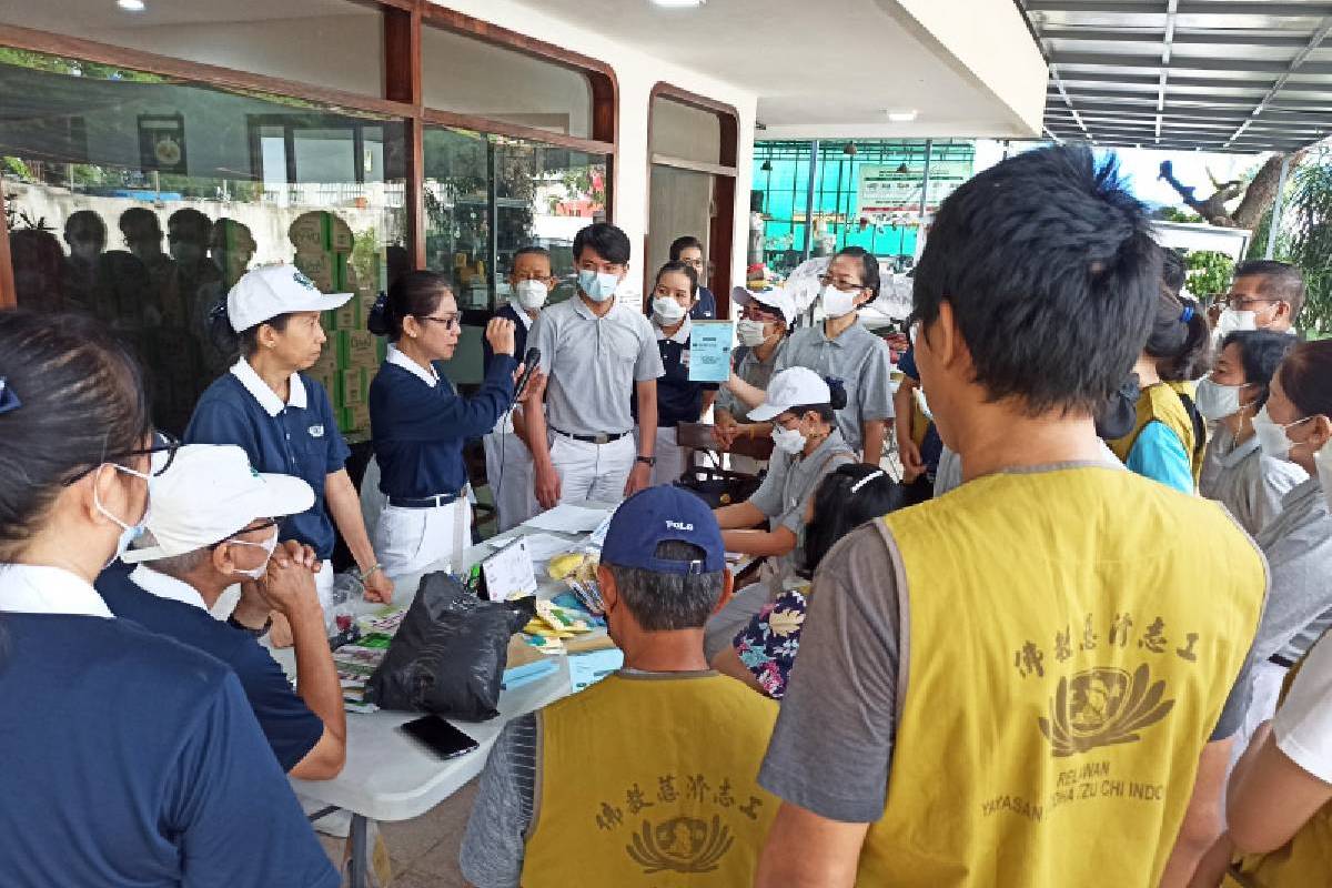 Pembagian Kupon Paket Idul Fitri di Kelurahan Mangga Dua Selatan  