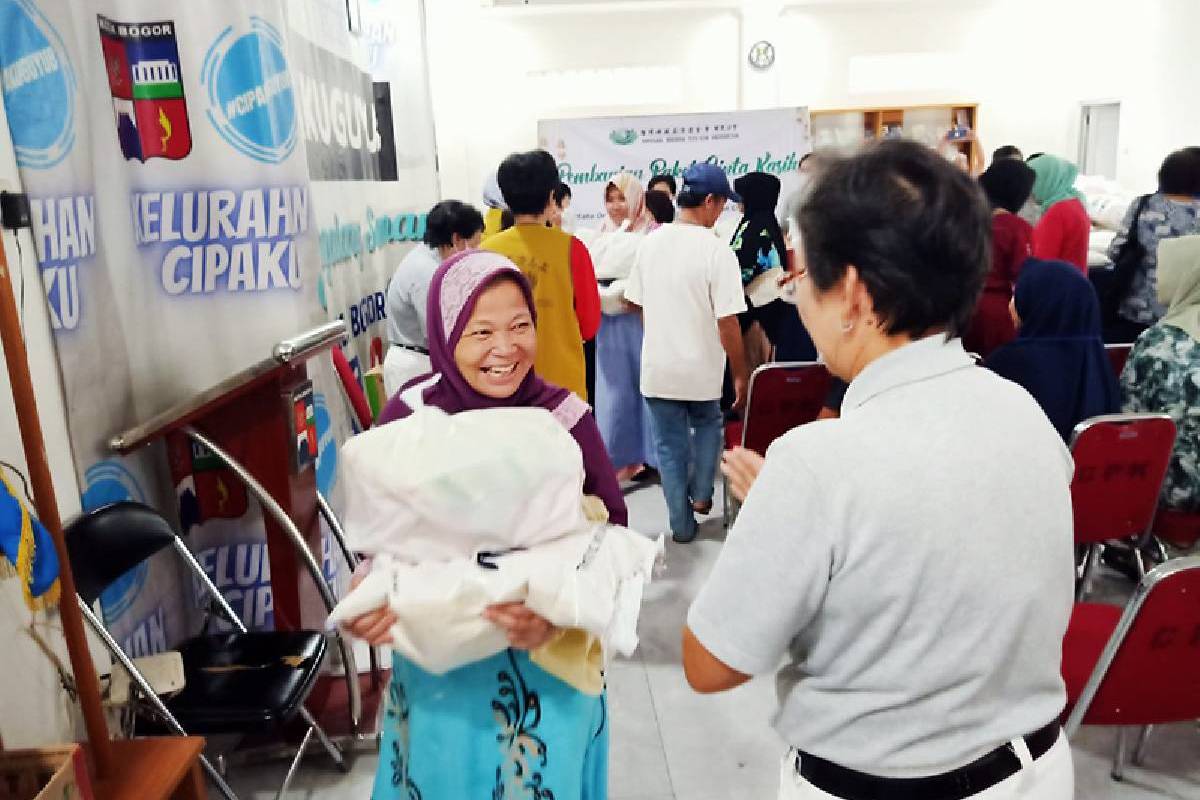 Senangnya Warga Cipaku Bogor Dapat Paket Lebaran Tzu Chi 