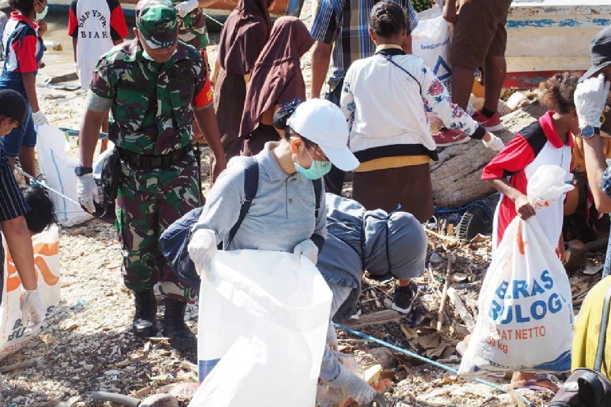 Bersih-bersih Pantai di World Cleanup Day