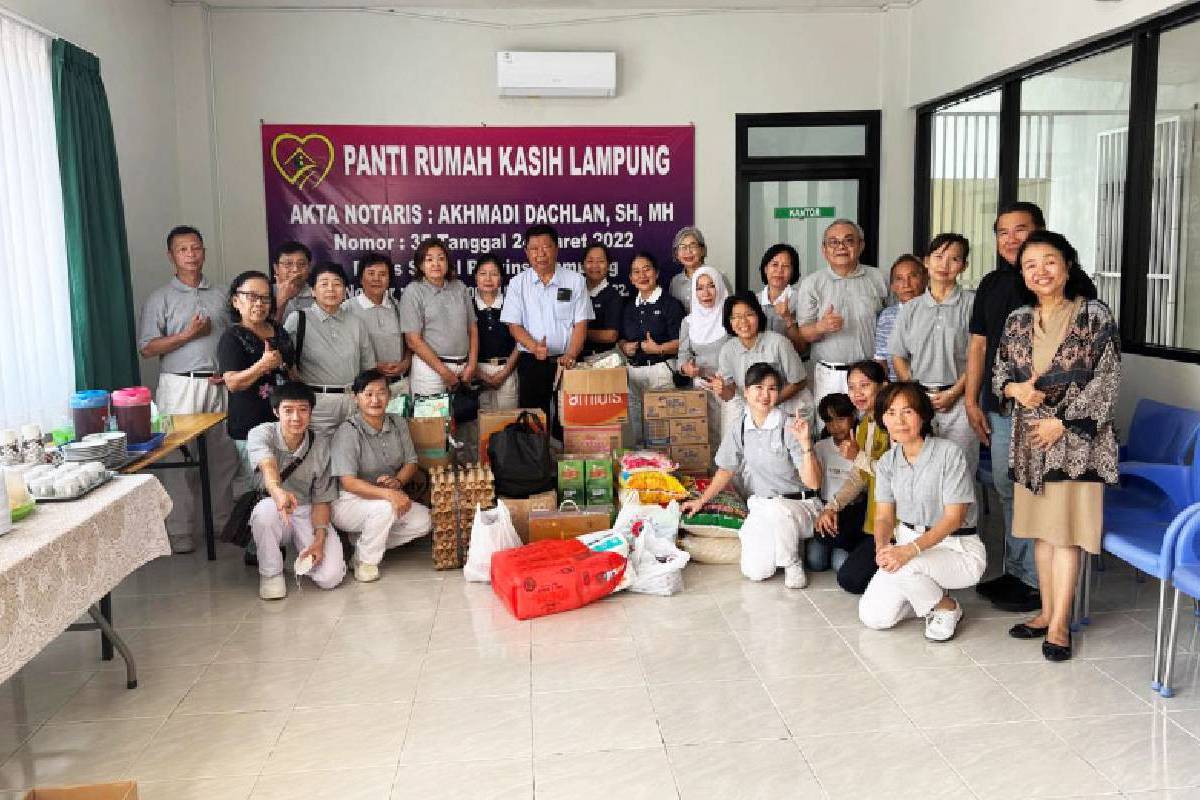 Kunjungan Kasih untuk Oma dan Opa di Panti Jompo Rumah Kasih Lampung