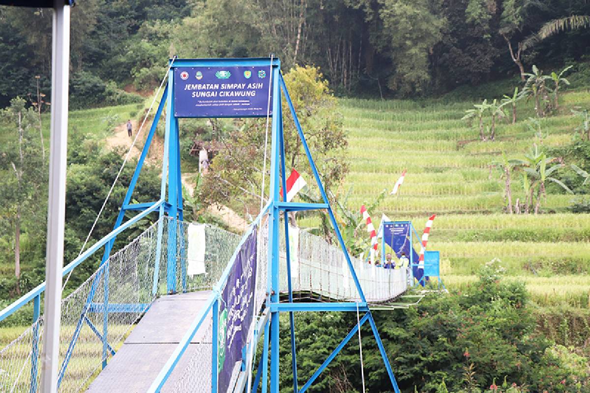 Jembatan Simpay Asih Cikaung Meningkatkan Ekonomi Warga