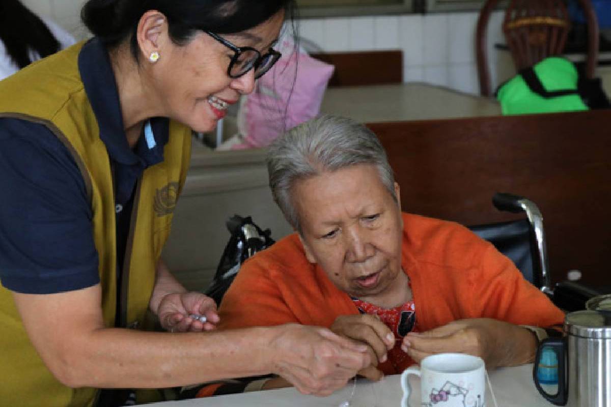 Kunjungan yang Bermakna untuk Oma dan Opa