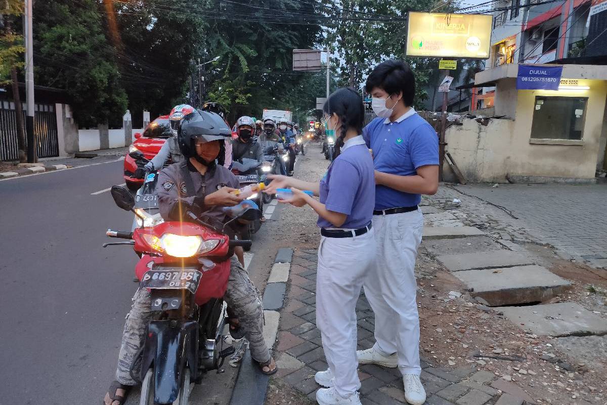 Pembagian Nasi Paket untuk Berbuka Puasa