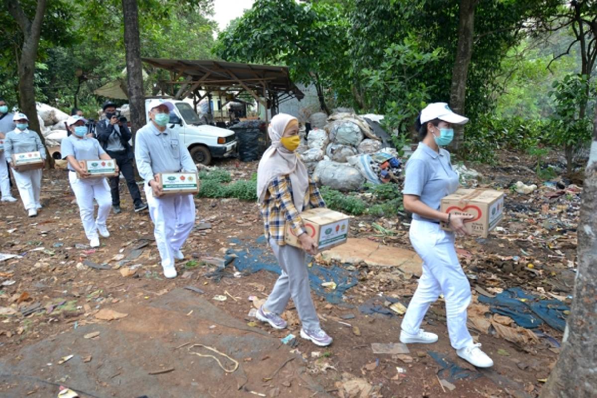 Paket Sembako untuk Warga Pemulung TPST Bantargebang Bekasi