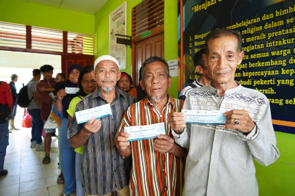 Menembus Jalan Berbatu, Tzu Chi Hadirkan Layanan Kesehatan ke Pedalaman Sanggau