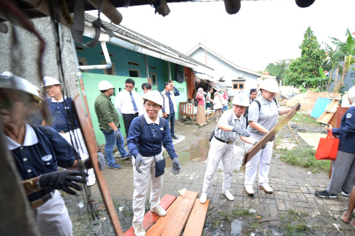 Menuju Harapan Baru, Tzu Chi dan ASG Bongkar Rumah untuk Segera Direnovasi