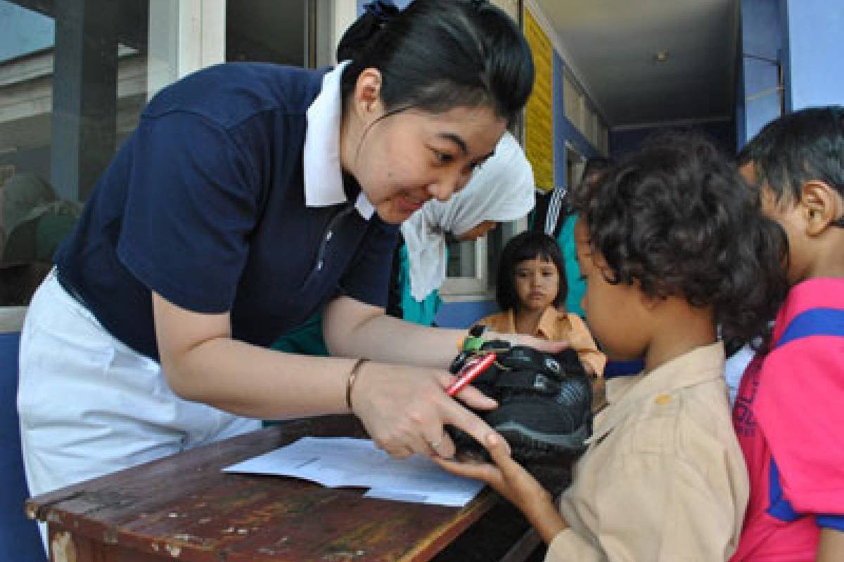 Pemberian Sepatu untuk Siswa SD Dinamika