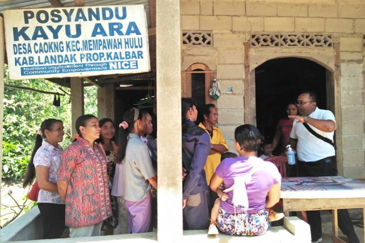 Menyusuri Bukit Demi Melayani  Kesehatan Masyarakat