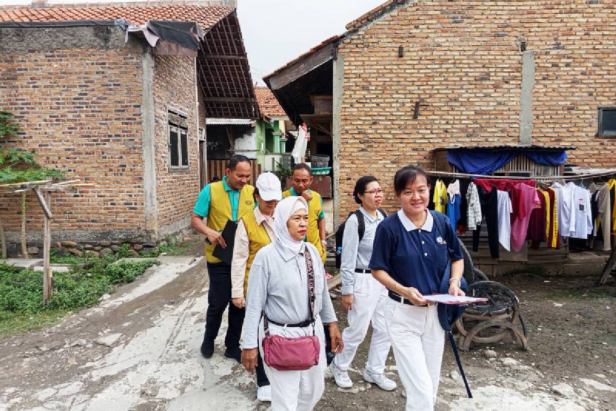 Menjemput Harapan di Tengah Hujan