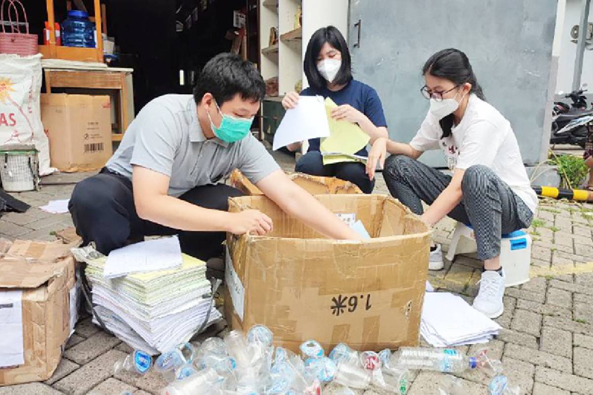 Relawan Kembali Melakukan Pemilahan Sampah Daur Ulang 