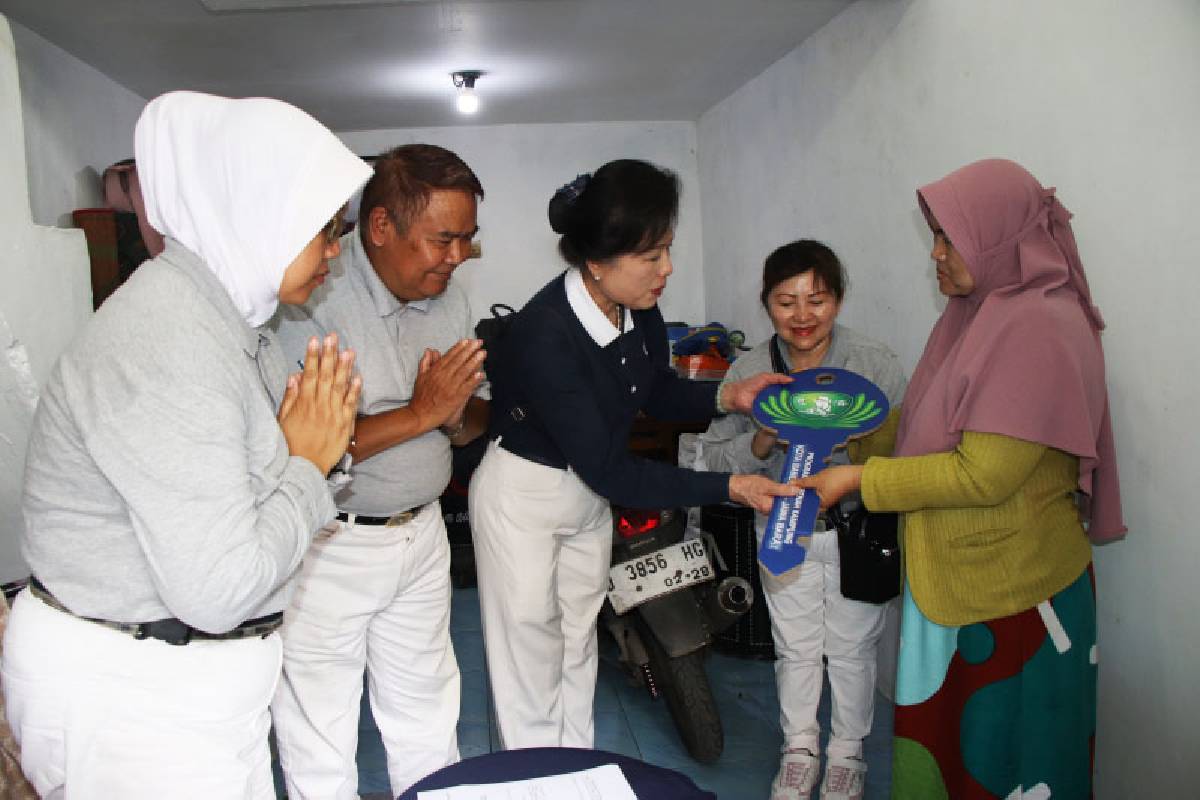 Yayasan Tzu Chi Gelar Serah Terima Kunci Renovasi Rumah di Bandung