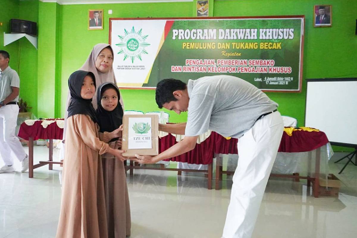 Berbagi Kasih dengan Anak Panti Asuhan Sakinah