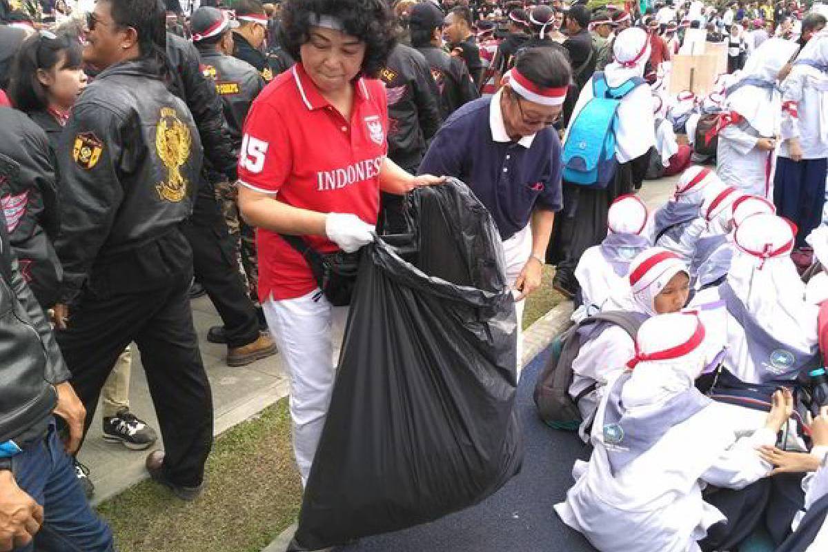 Ikut Nusantara Bersatu, Relawan Tzu Chi Punguti Sampah di Tengah Kerumunan