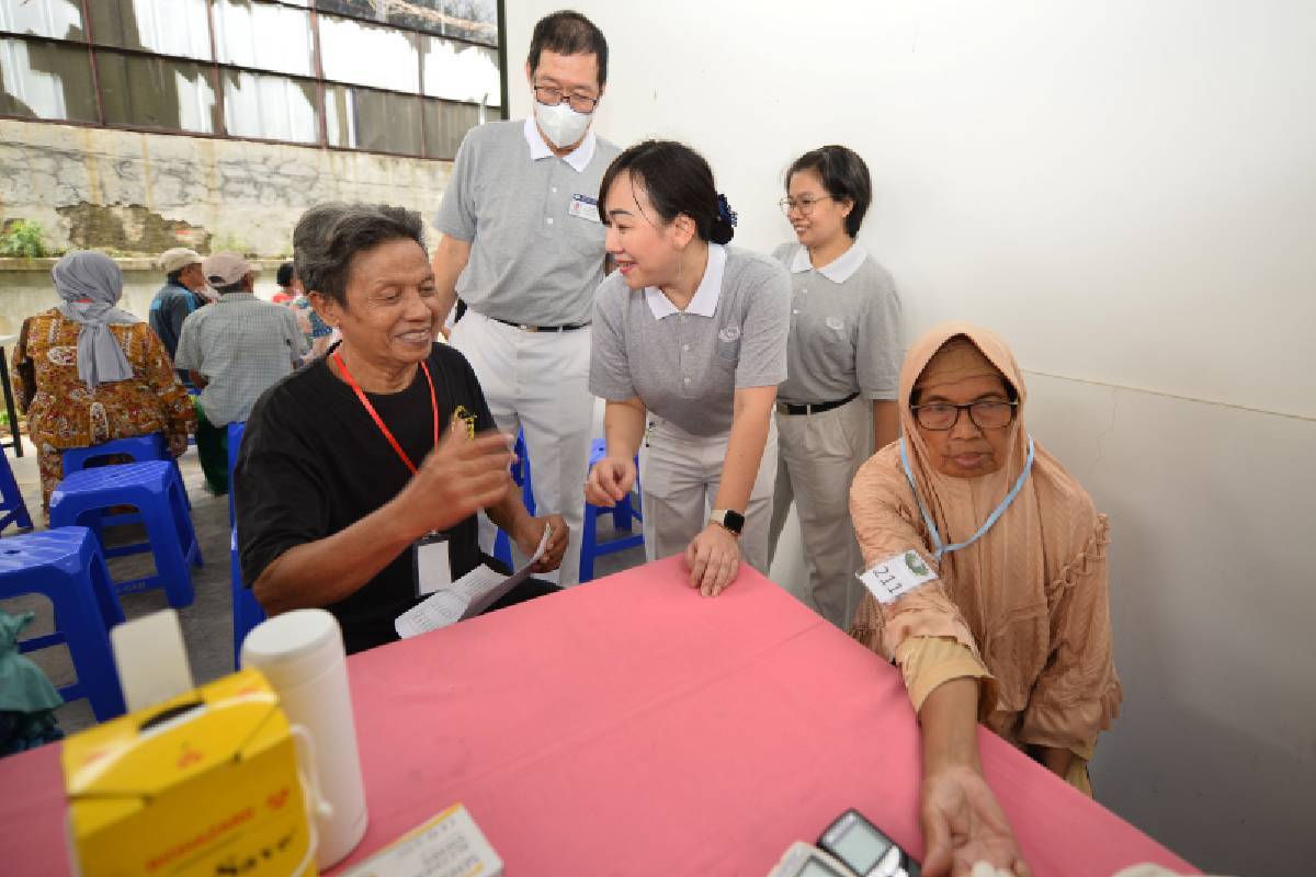 Meringankan Keluhan, Menghadirkan Senyuman Bagi Lansia Melalui Baksos Kesehatan