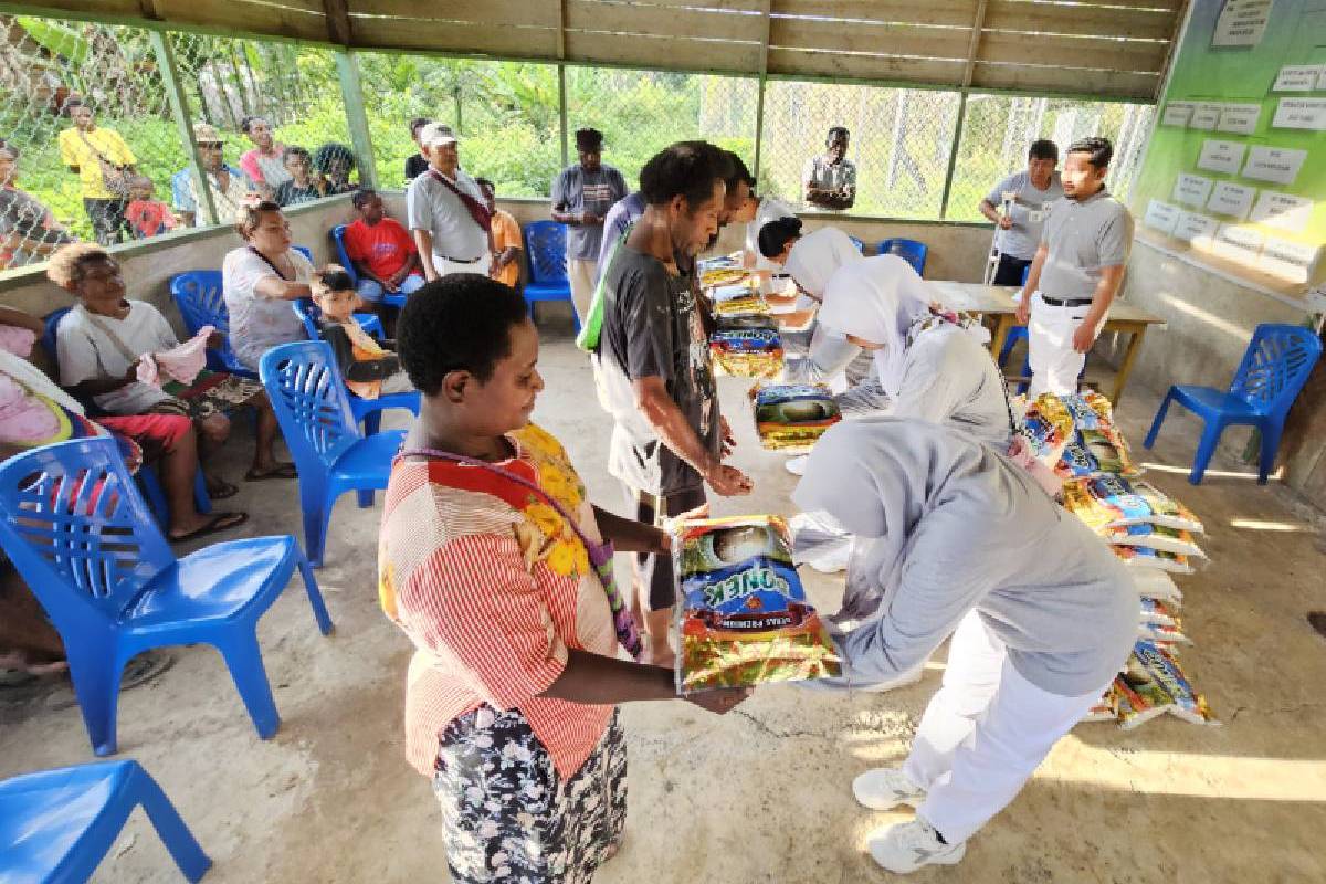 Bantuan Beras Untuk Warga Kampung Sebum, Jayapura