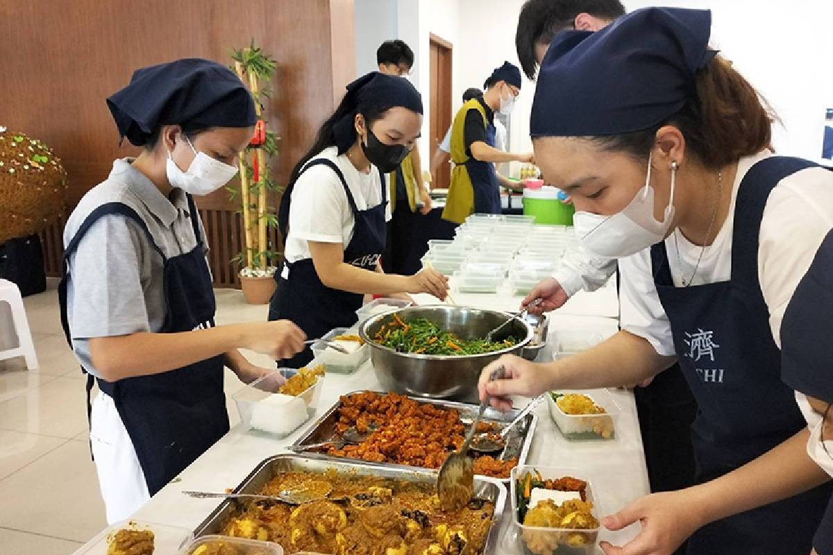 Cinta Kasih Muda-Mudi dalam Setiap Kotak Nasi Hangat