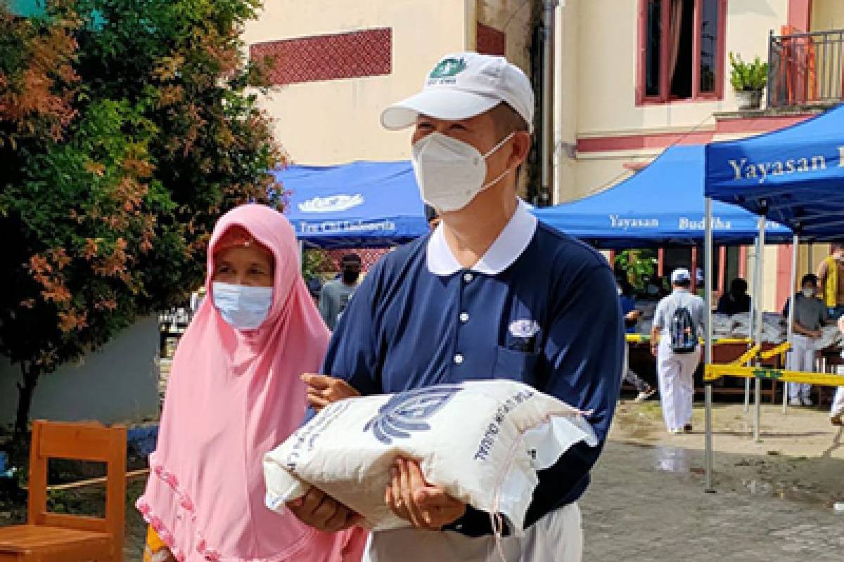 Paket Lebaran 2022: Antusias Para Relawan He Qi Tangerang Salurkan Paket Lebaran