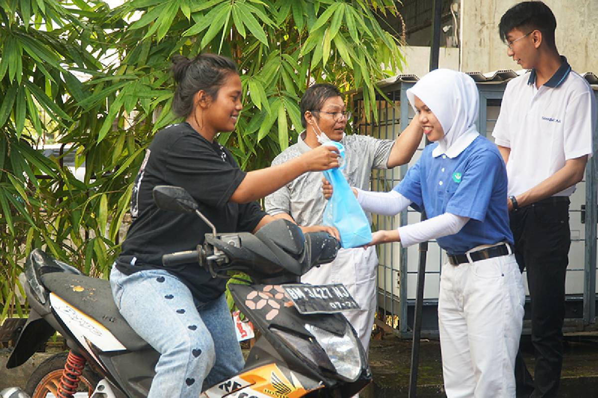 Wujud Cinta Kasih, Muda-mudi Tzu Chi Pekanbaru Berbagi Takjil