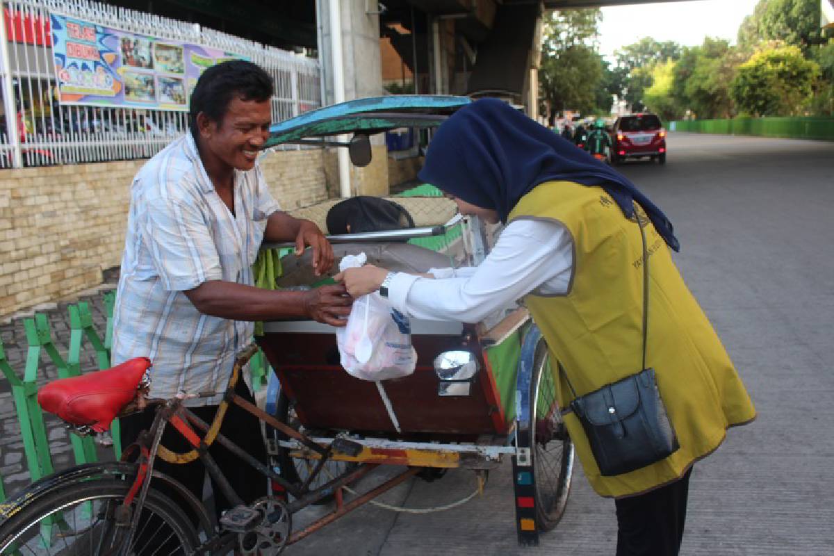 Tzu Ching Makassar Bagikan Takjil, Ojek Online Pun Tersanjung 