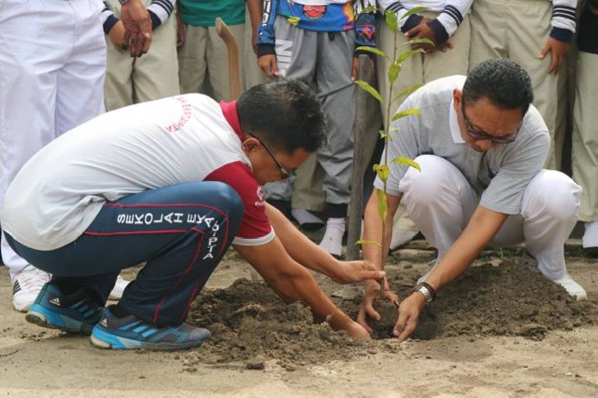 Membalas Budi Baik Bumi melalui Tanam Pohon