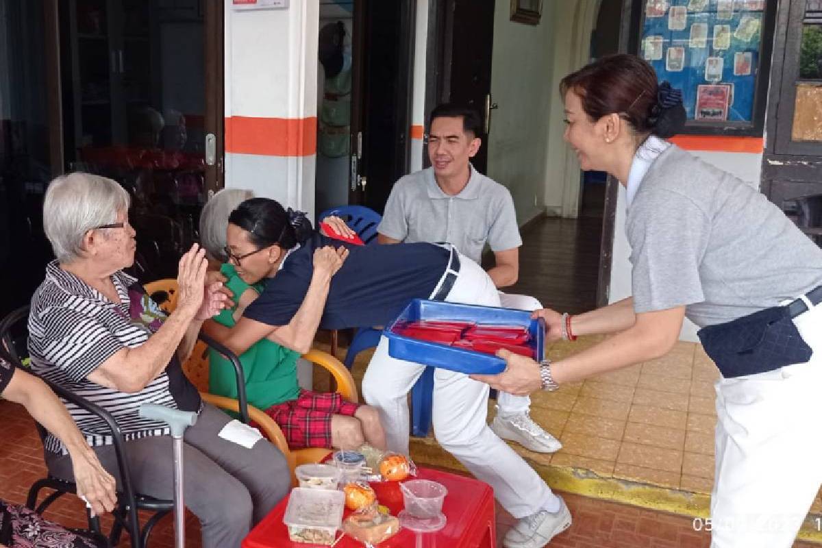 Berbagi Kasih Sayang Kepada Lansia