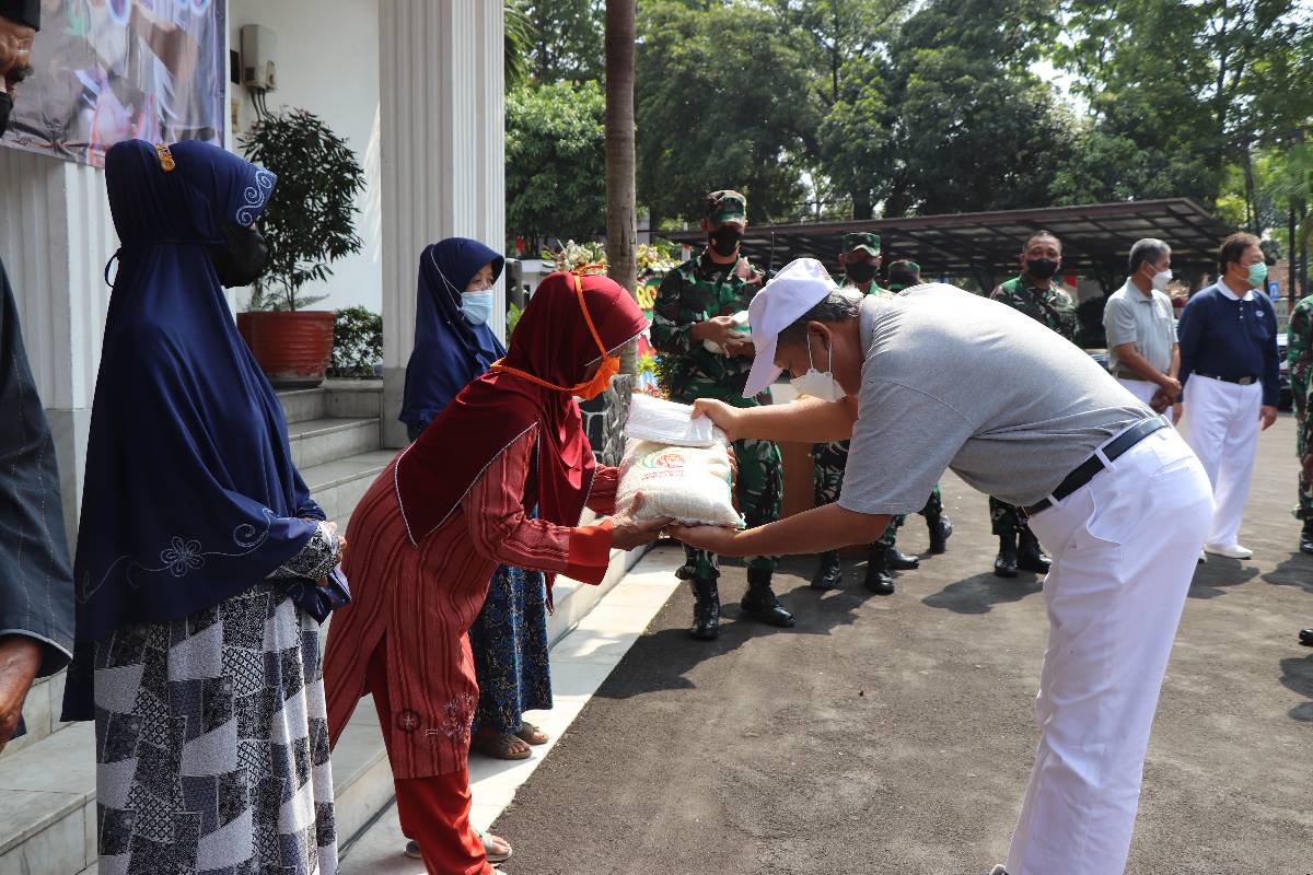 Penyaluran Bantuan 550 Paket Untuk Warga Prasejahtera di Kota Bandung 