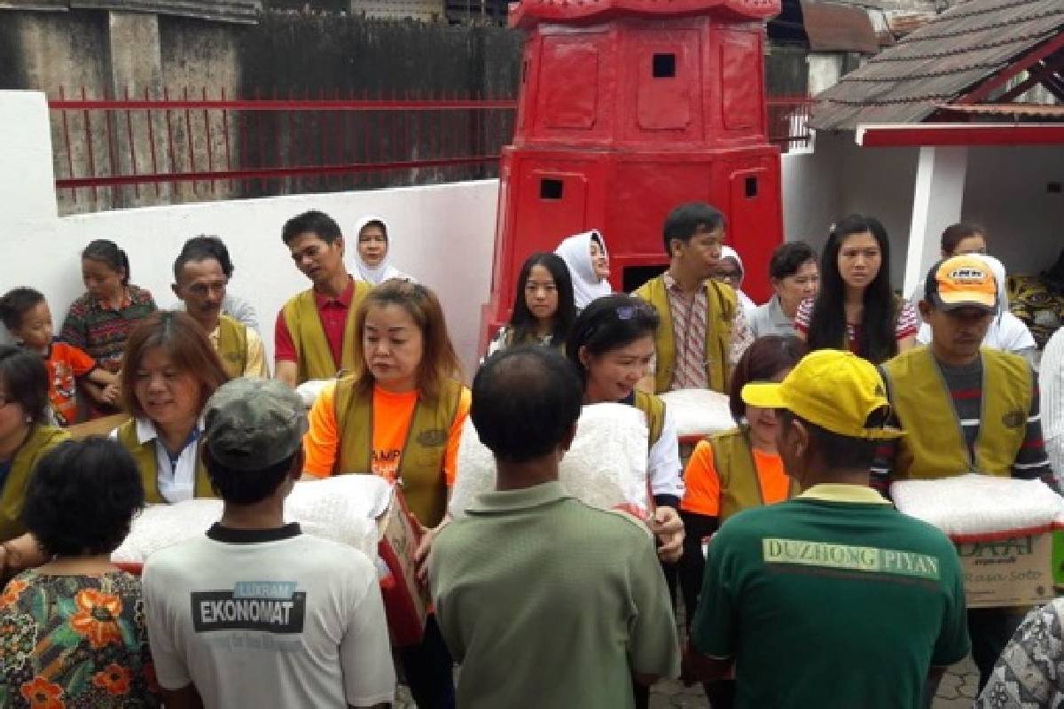 Semangat Menyukseskan Pembagian Paket Imlek 