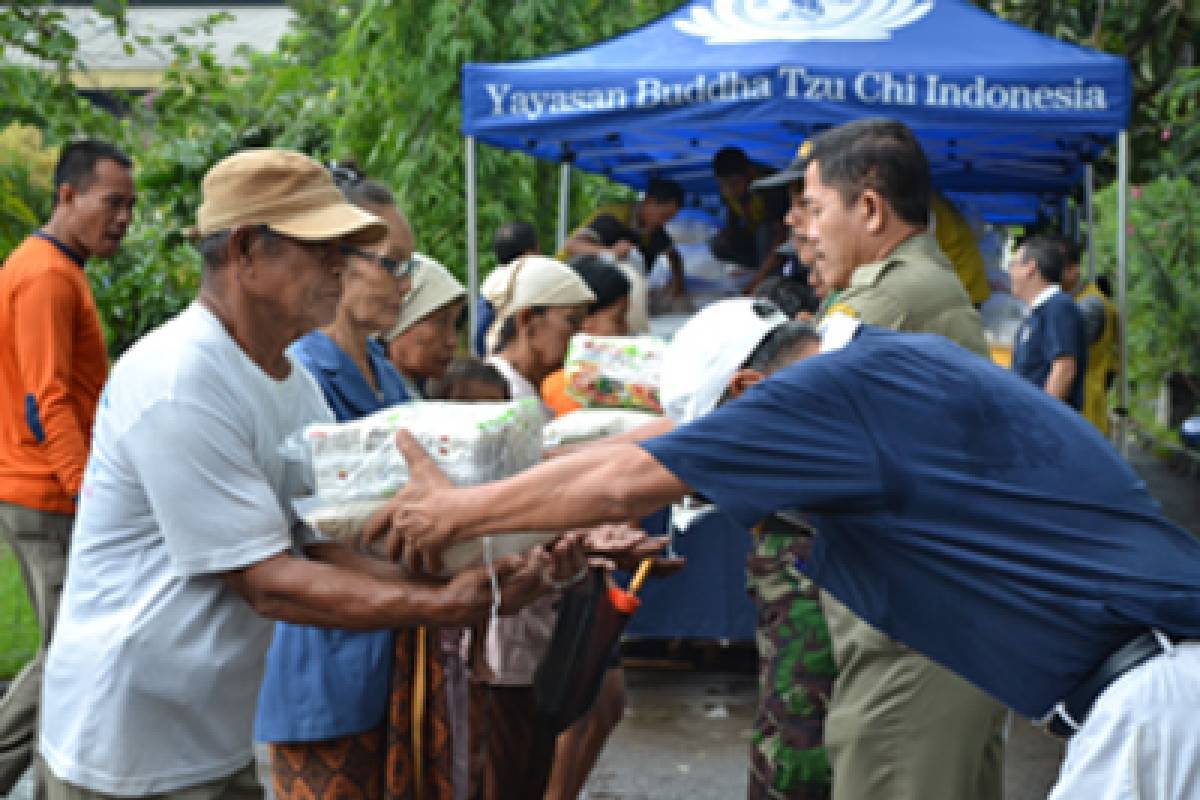 Pascabanjir Jakarta: Pembagian Bantuan di Ancol