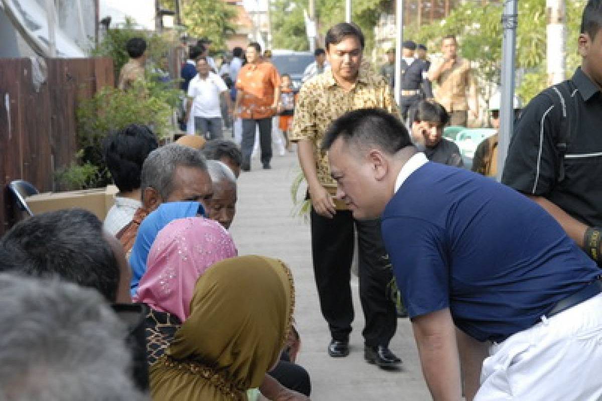 Penyerahan Kunci Program Bebenah Kampung di Cilincing