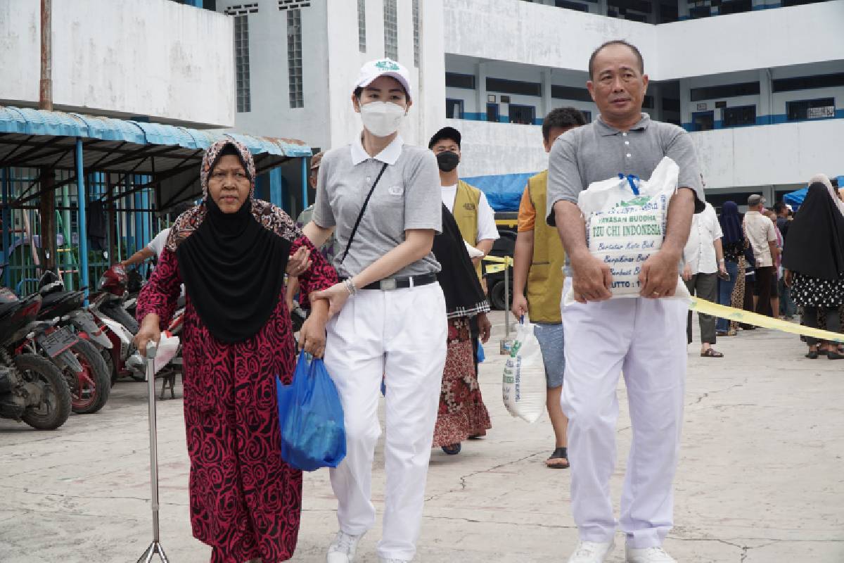 Menabur Bibit Cinta Kasih di Pangkalan Brandan