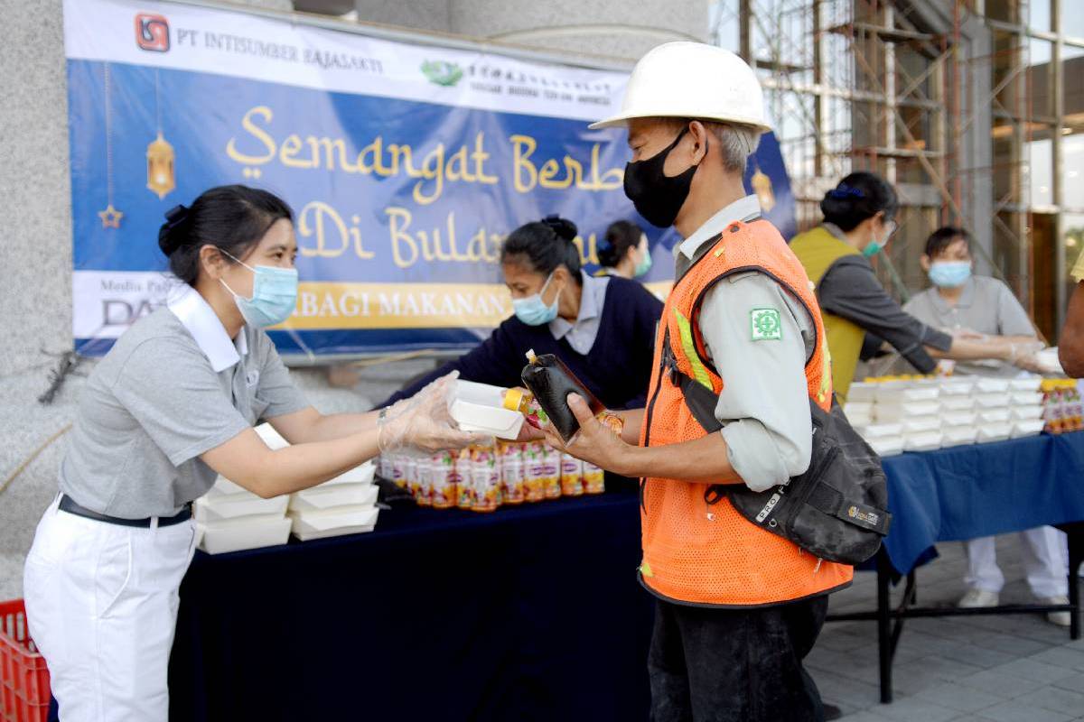 Semangat Berbagi di Bulan Suci: 500 Porsi Takjil Bagi Seniman Bangunan