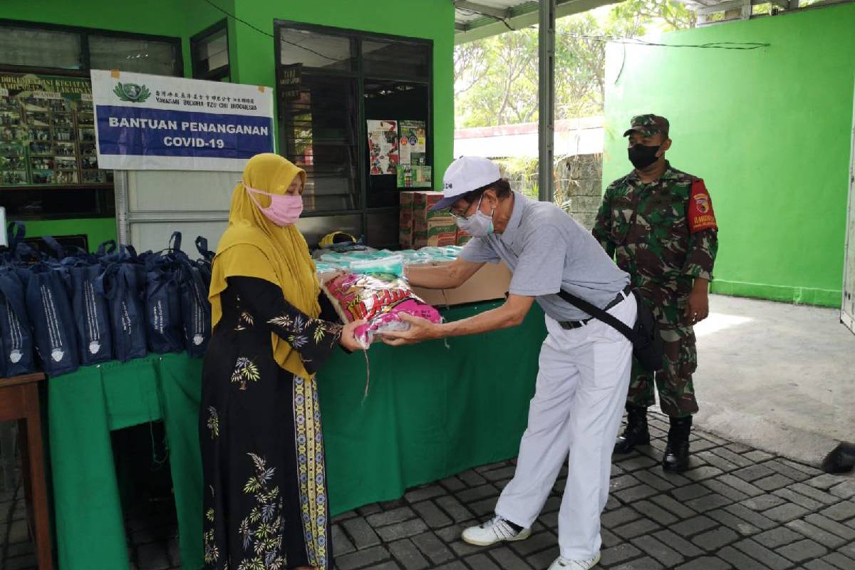 Perhatian Tzu Chi untuk Warga Lakarsantri 