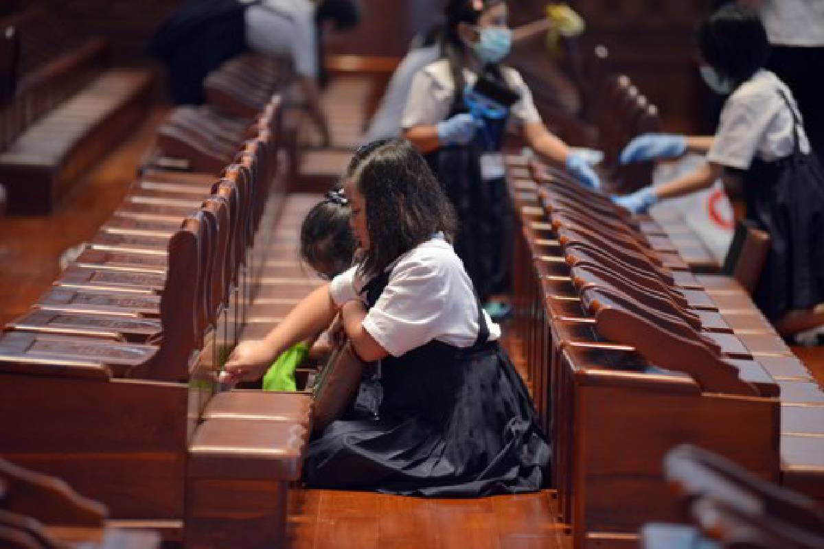 Senangnya Bersih-Bersih Aula Jing Si