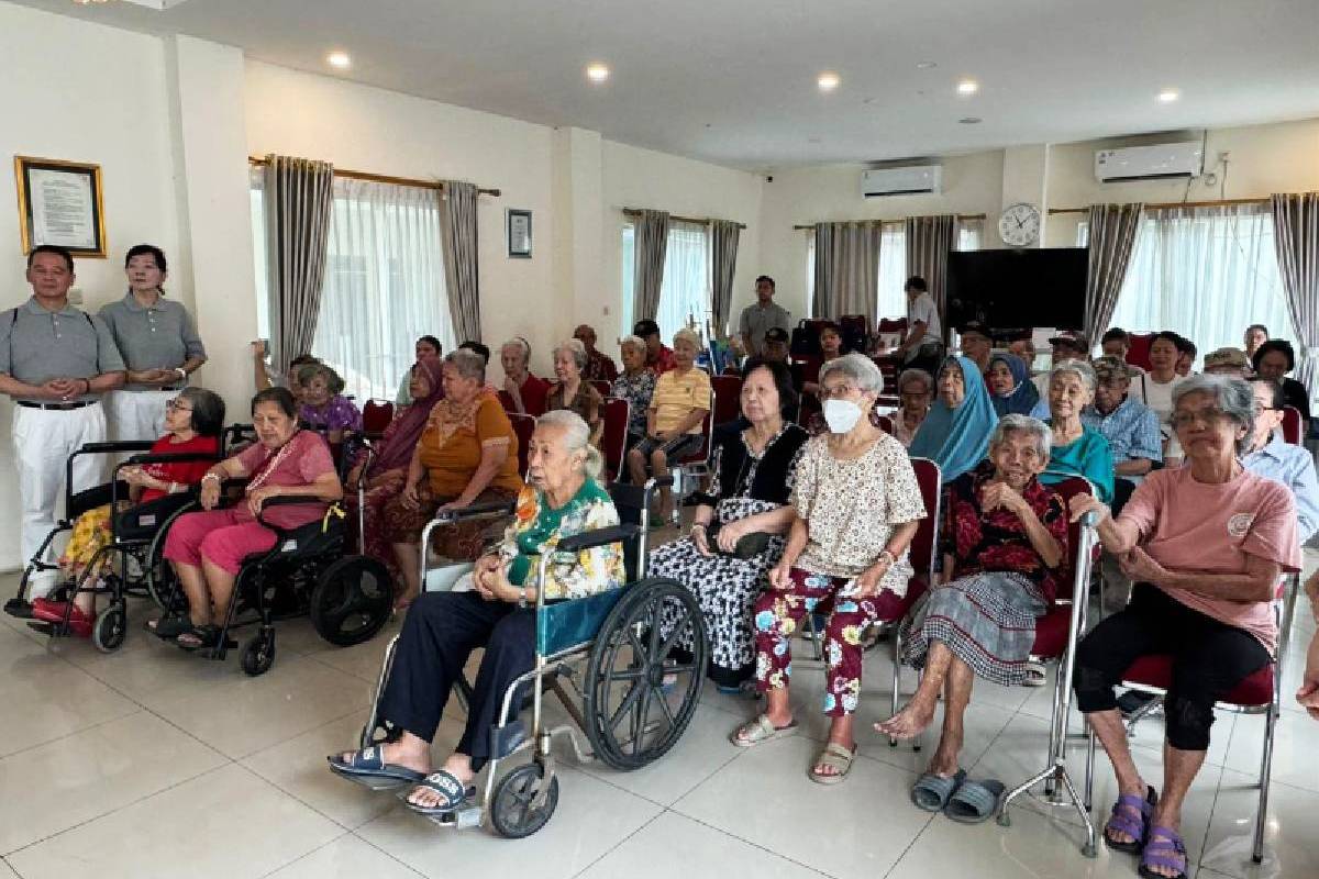 Bulan Penuh Berkah, Hati Penuh Kasih bersama Opa Oma di Panti Werdha