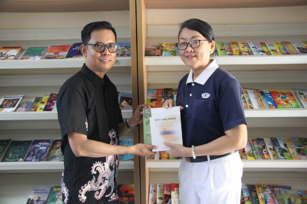 Tzu Chi Tanjung Balai Karimun Bagikan Buku di SMP Vidya Sasana