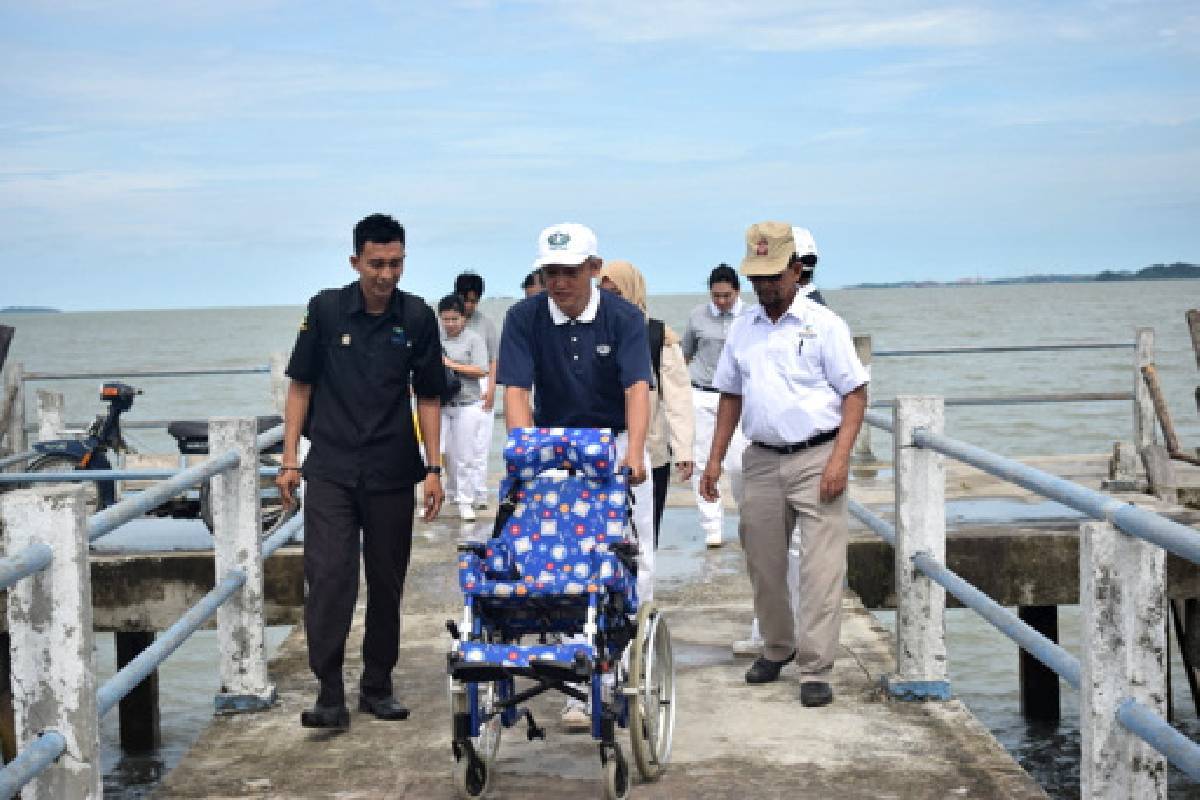 Seragam Sekolah untuk Anak-Anak di Pulau Tulang