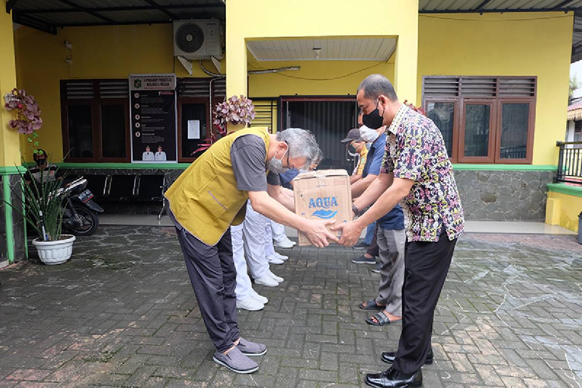 Menyalurkan Bantuan Banjir di Kelurahan Sei Mati