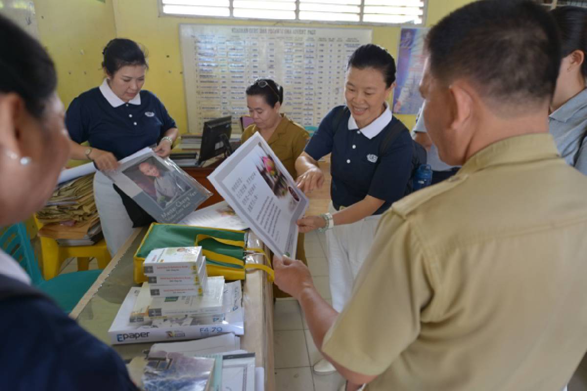 Ada Buku-buku Tzu Chi di Sekolah Karuna Dipa dan Sekolah Advent Palu 