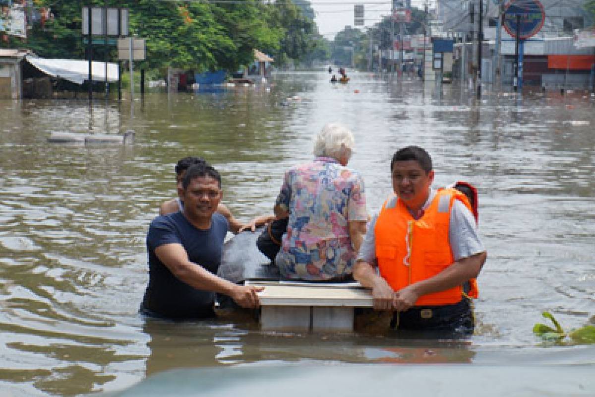 Banjir Jakarta: Evakuasi Warga di Pluit