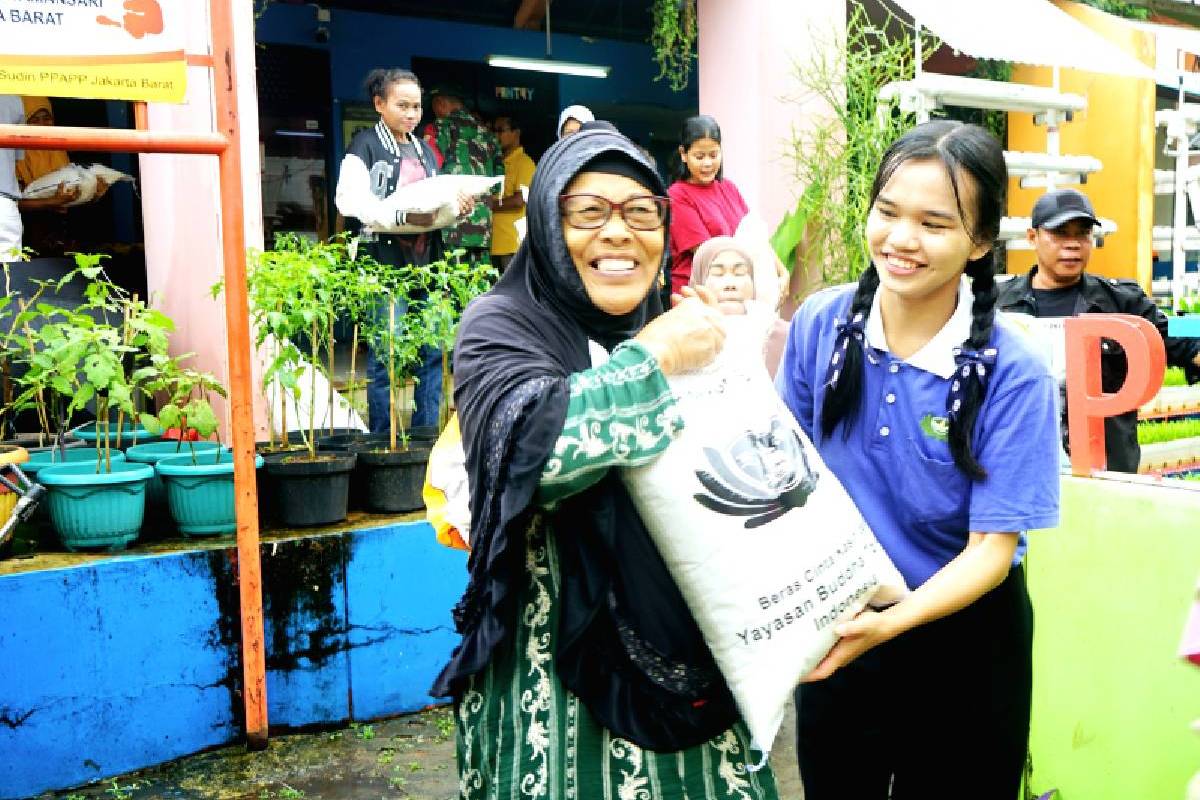 Menyusuri Gang-Gang Sempit di Kelurahan Maphar, Relawan Tzu Chi Bagikan Beras Cinta Kasih