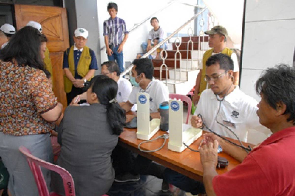 Bantuan Bagi Korban Banjir Bandang di Manado (2)