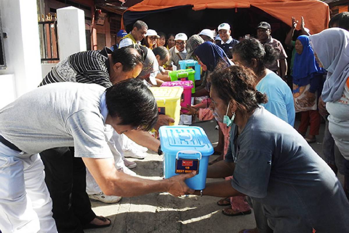 Membantu dan Memberi Semangat di Kompleks Patina