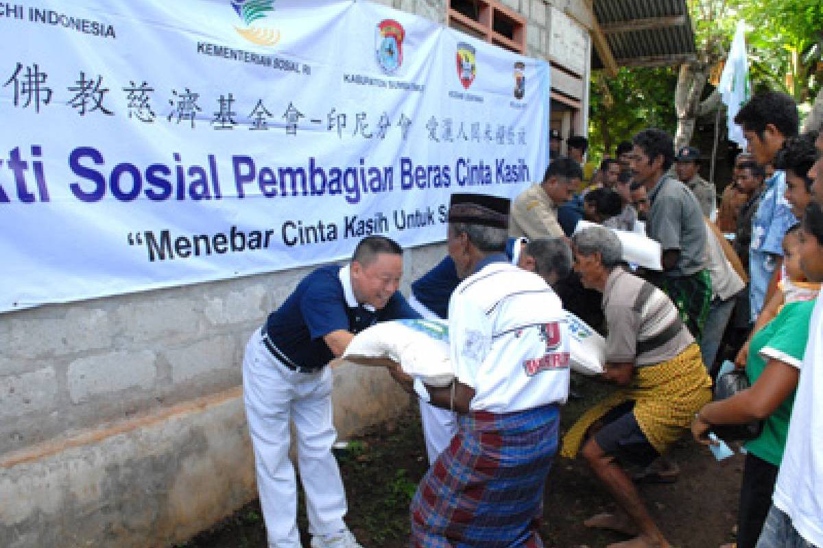 Pembagian beras di Laindeha, NTT