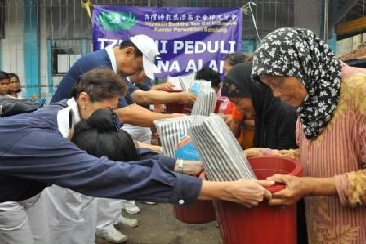 Meringankan Beban saat Banjir Melanda