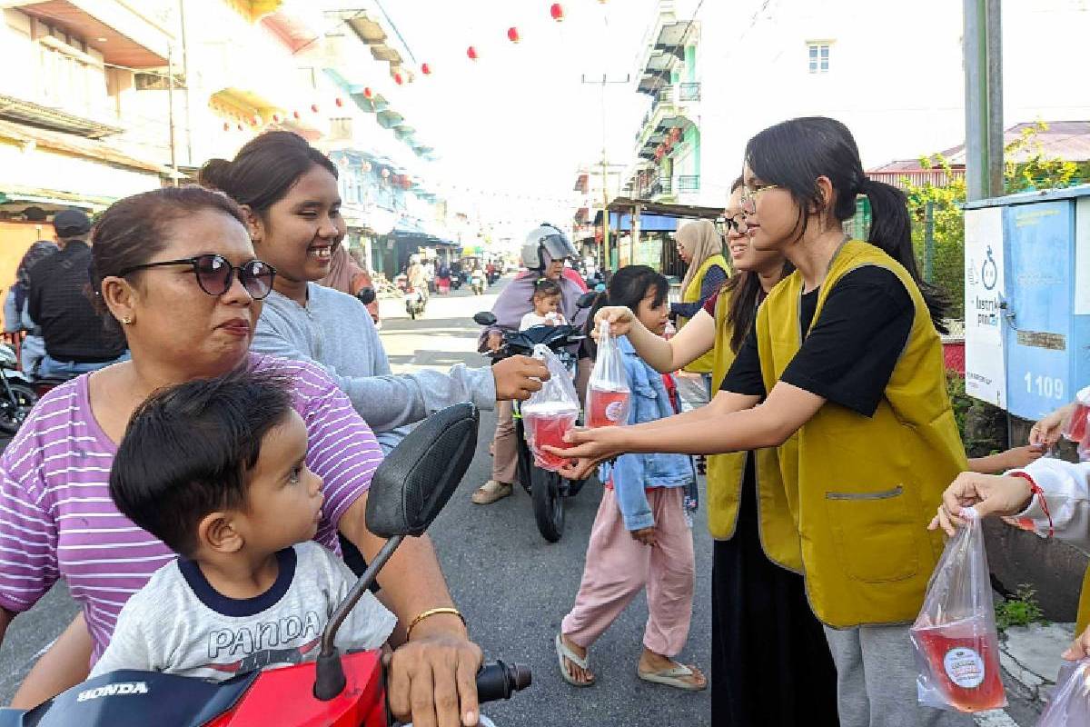 Berbagi Takjil, Menebar Kepedulian di Selatpanjang