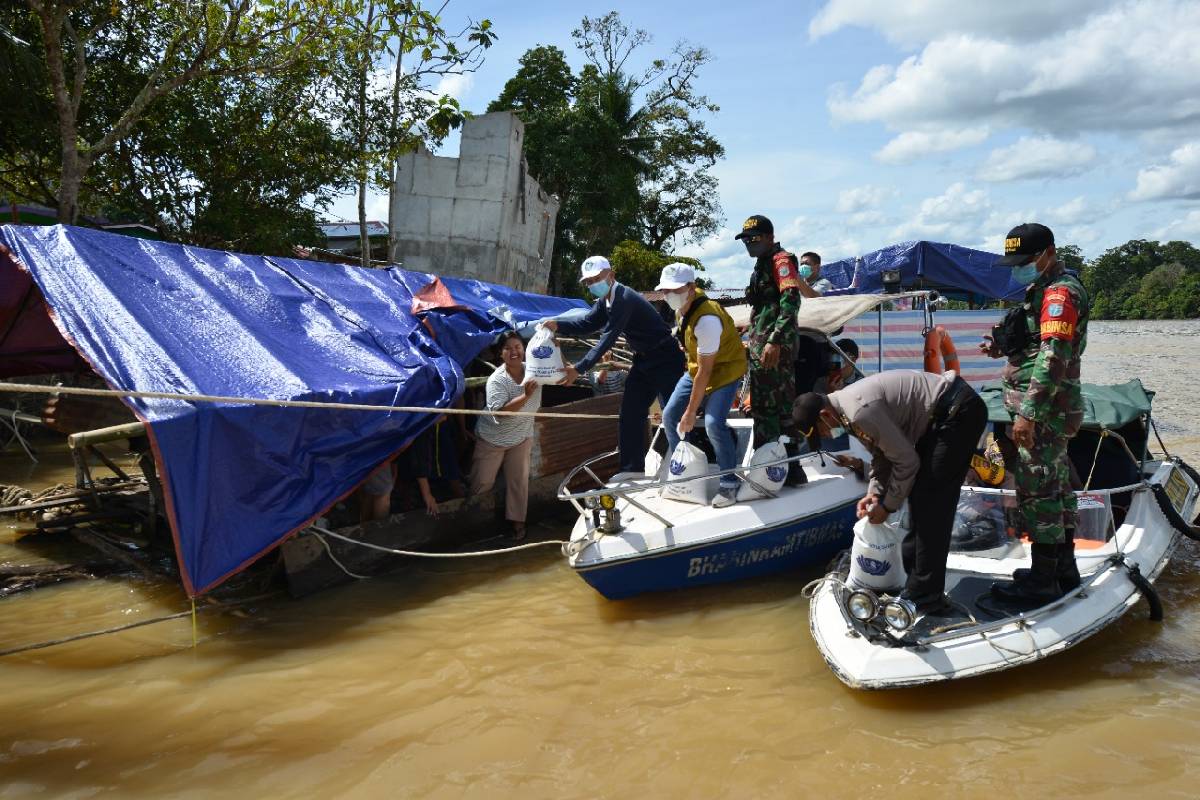 Tzu Chi Salurkan Bantuan untuk Warga Kota Sintang dan Kab. Melawi