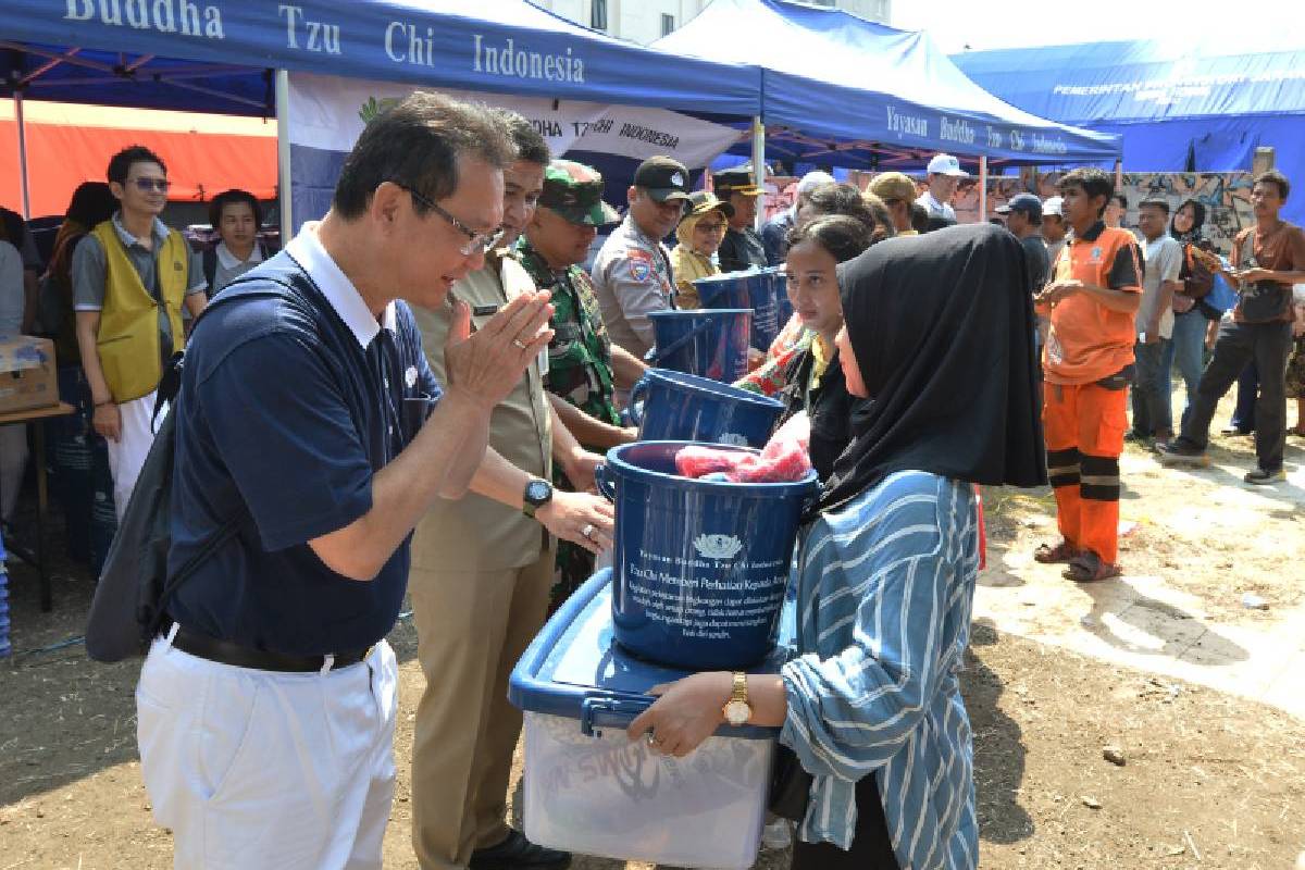 Peduli Korban Kebakaran Kemayoran, Tzu Chi Bagikan 375 Paket Bantuan