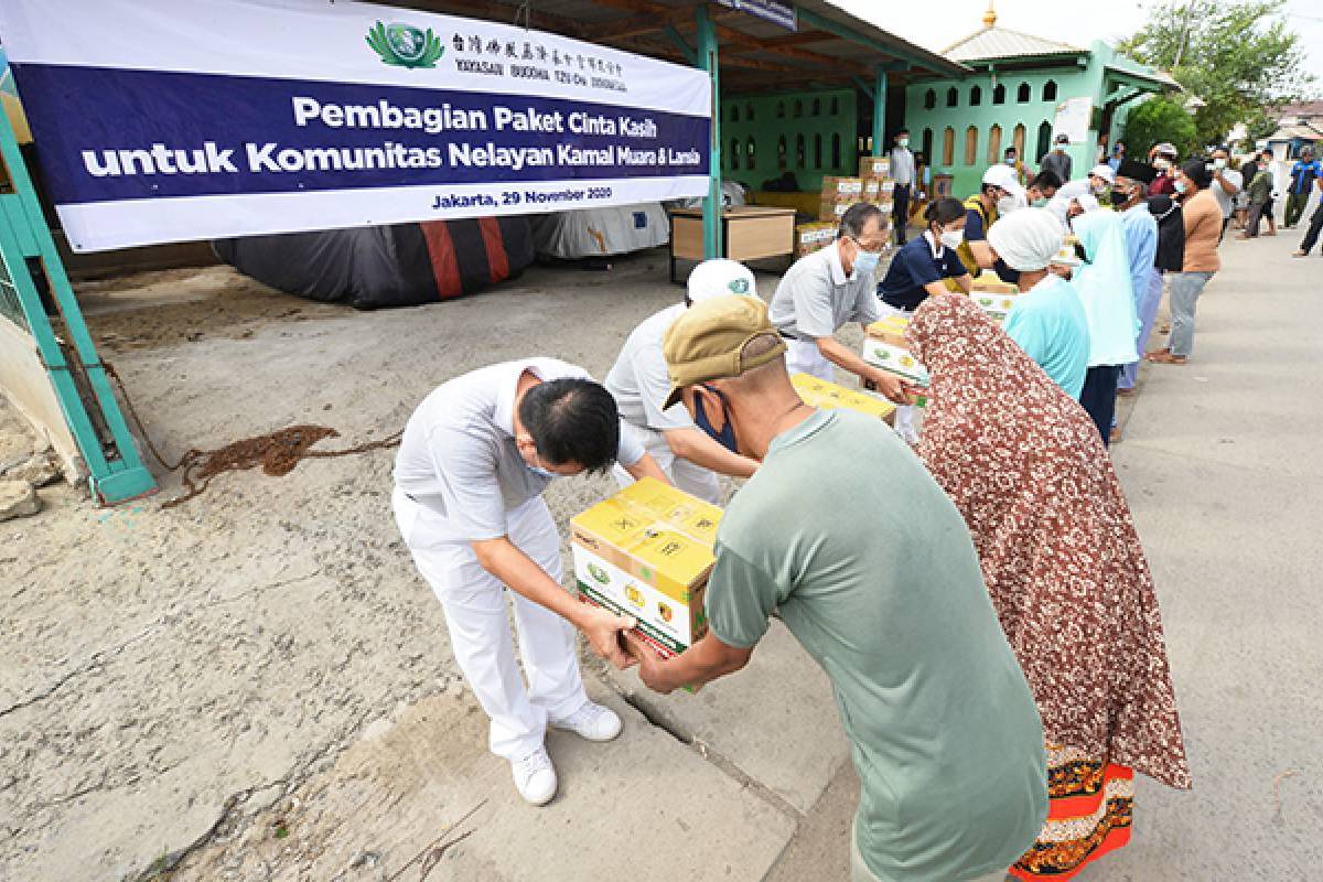 Paket Sembako untuk Warga Kamal Muara