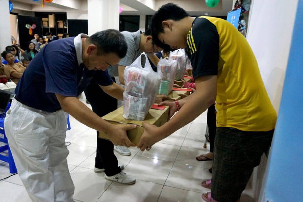 Tangan Penuh Hadiah, Hati Penuh Cinta Kasih